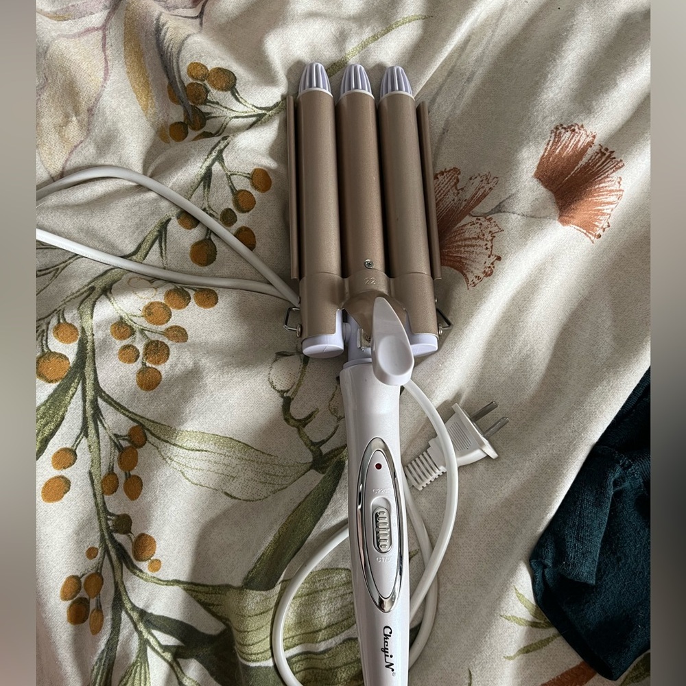 Triple Barrel Hair Crimper